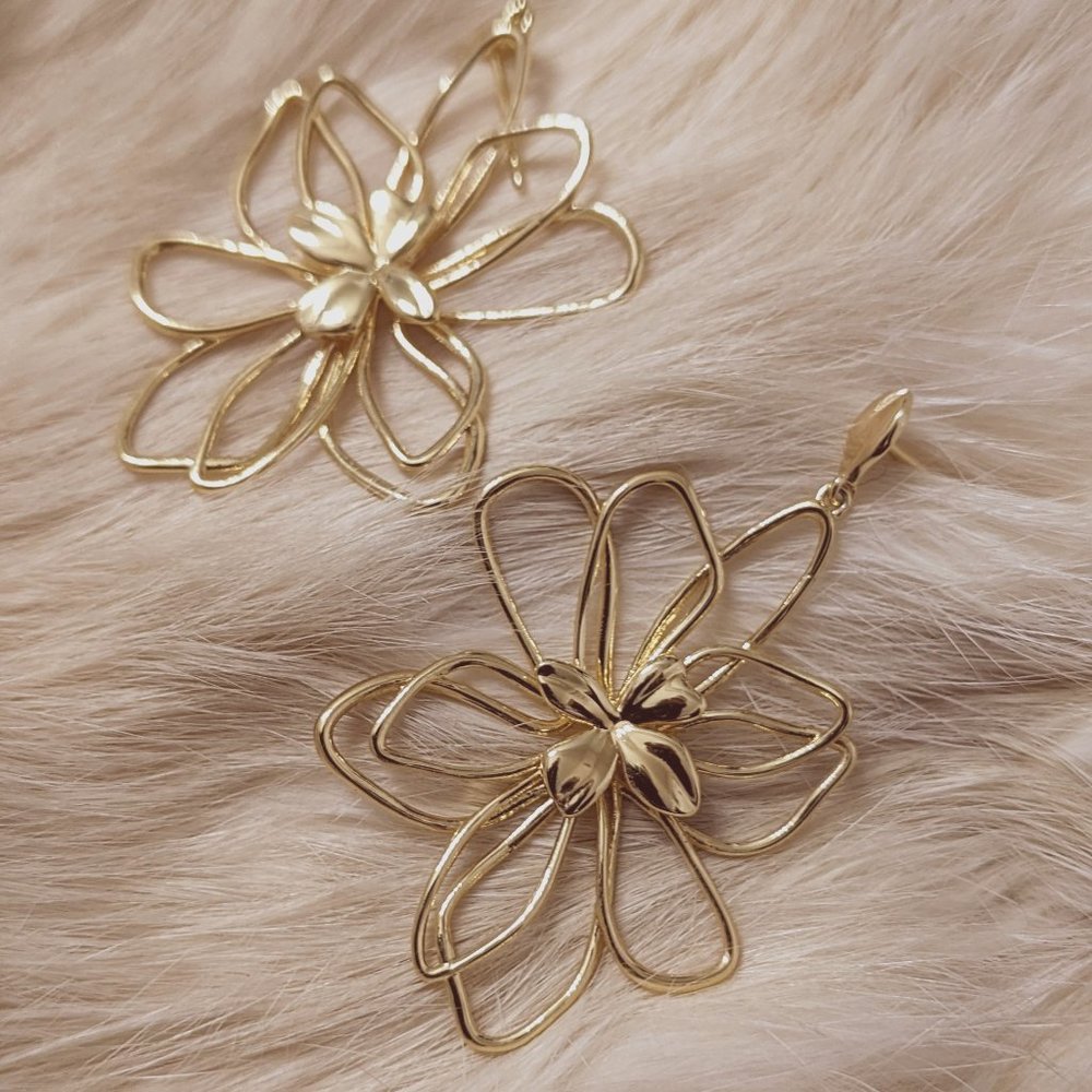 Delicate Gold Flower Earrings